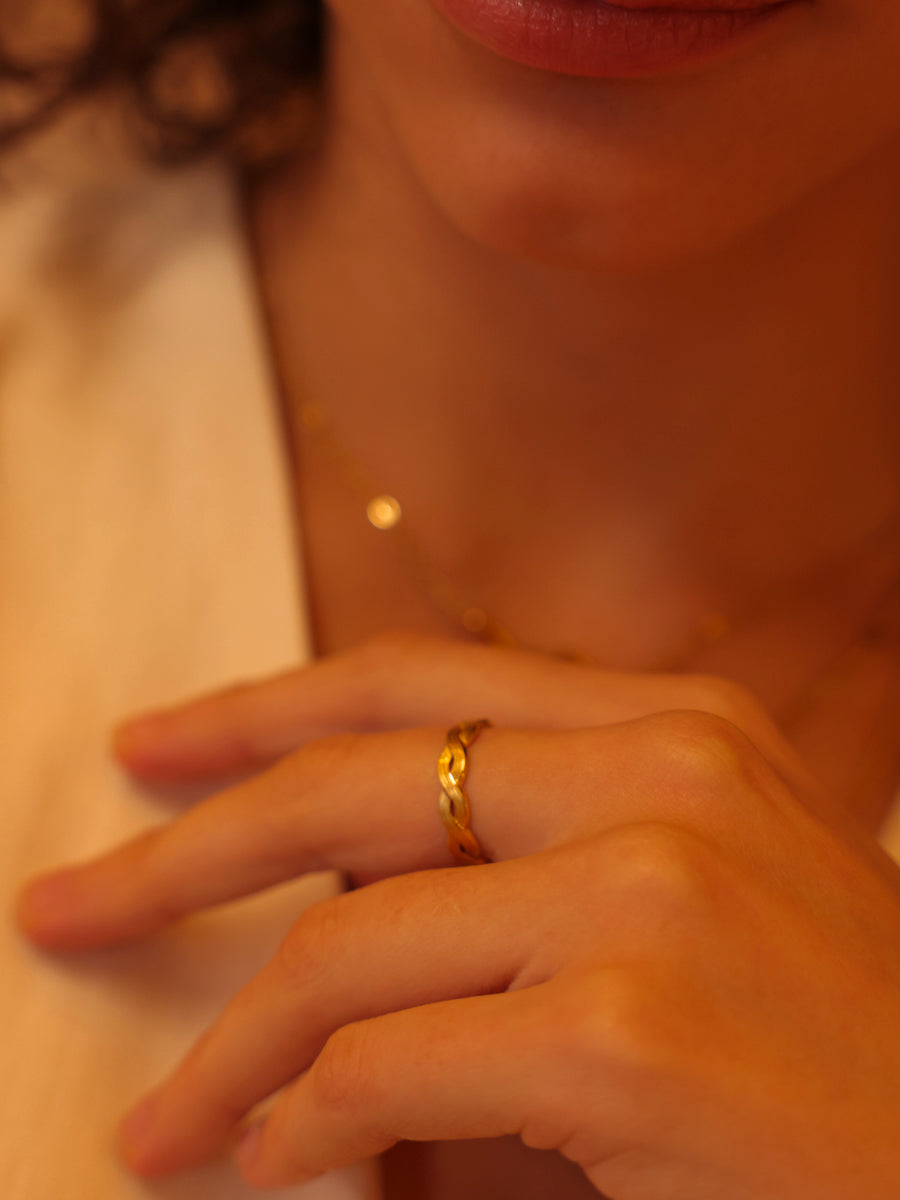Schmuck links tragen: Was die linke Hand bedeutet