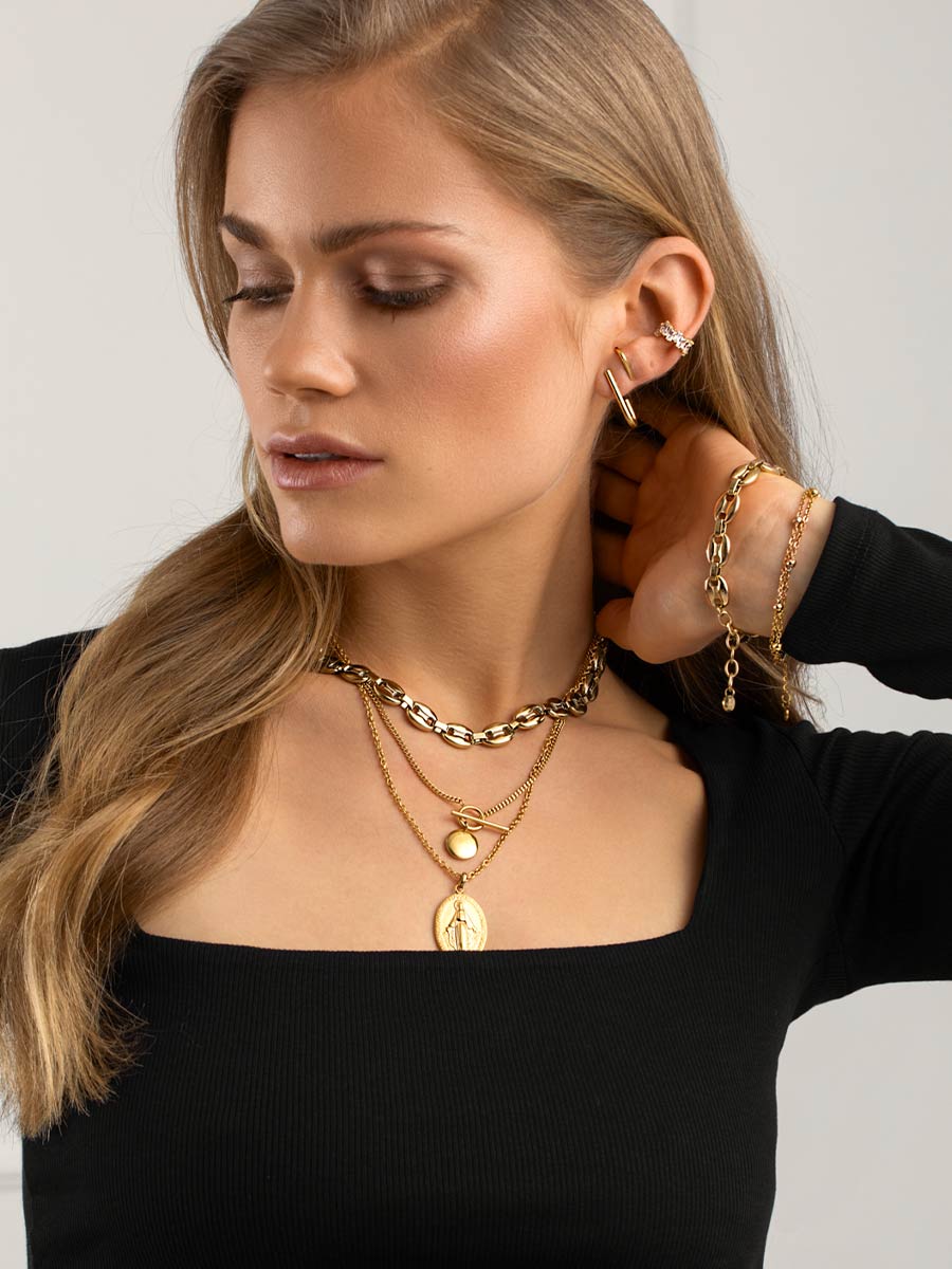 Ohrringe richtig tragen: So sitzen Ohrstecker & Earcuffs perfekt