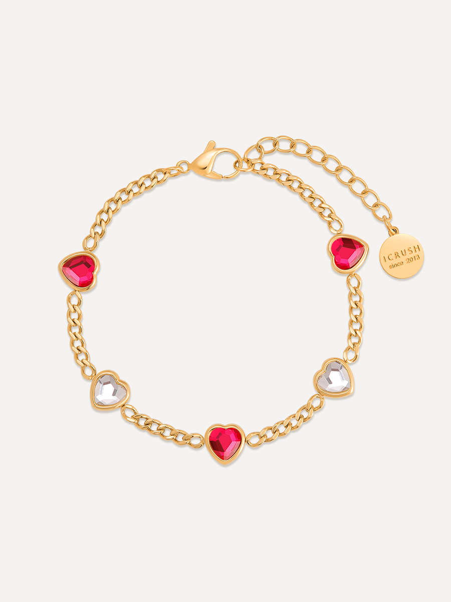 Goldfarbenes Herzarmband mit Gliederkette, Karabiner, Verlängerungskette und rundem Anhänger auf Weiß.