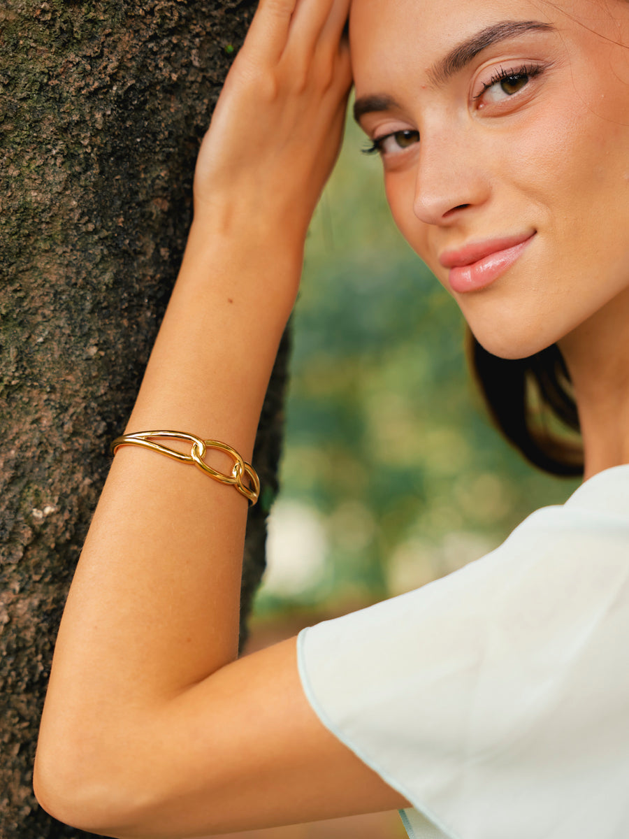 Airy Circle Armcuff