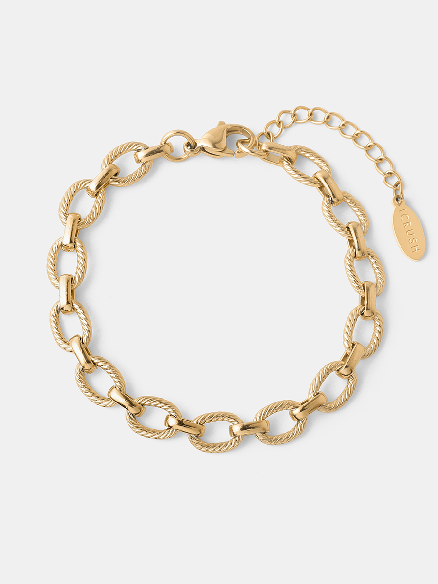 Goldfarbenes Armband als Produktaufnahme, gedrehte Kettenglieder, Karabiner mit Verlängerung und ovaler Marken-Anhänger.