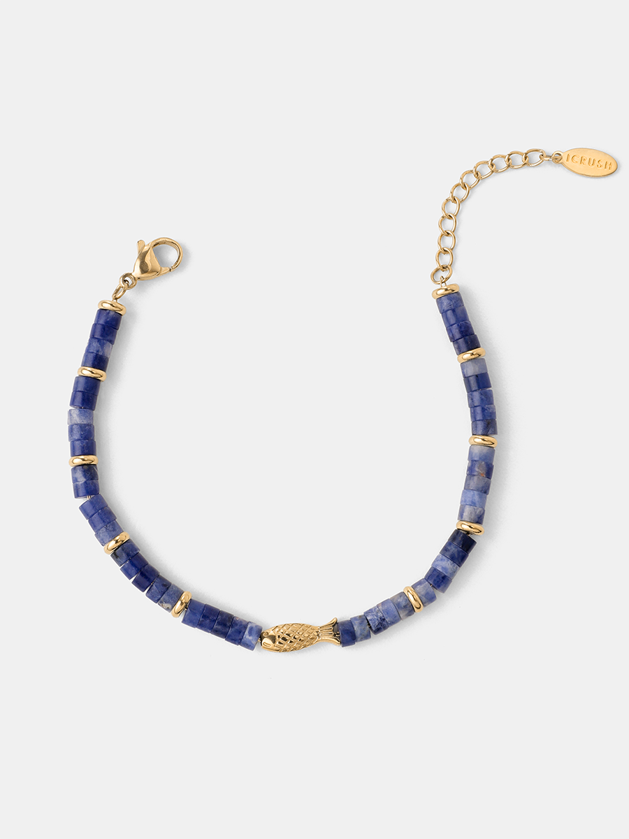 Goldene Variante des blauen Perlenarmbands mit Fisch-Motiv, Karabiner und Kettchen.