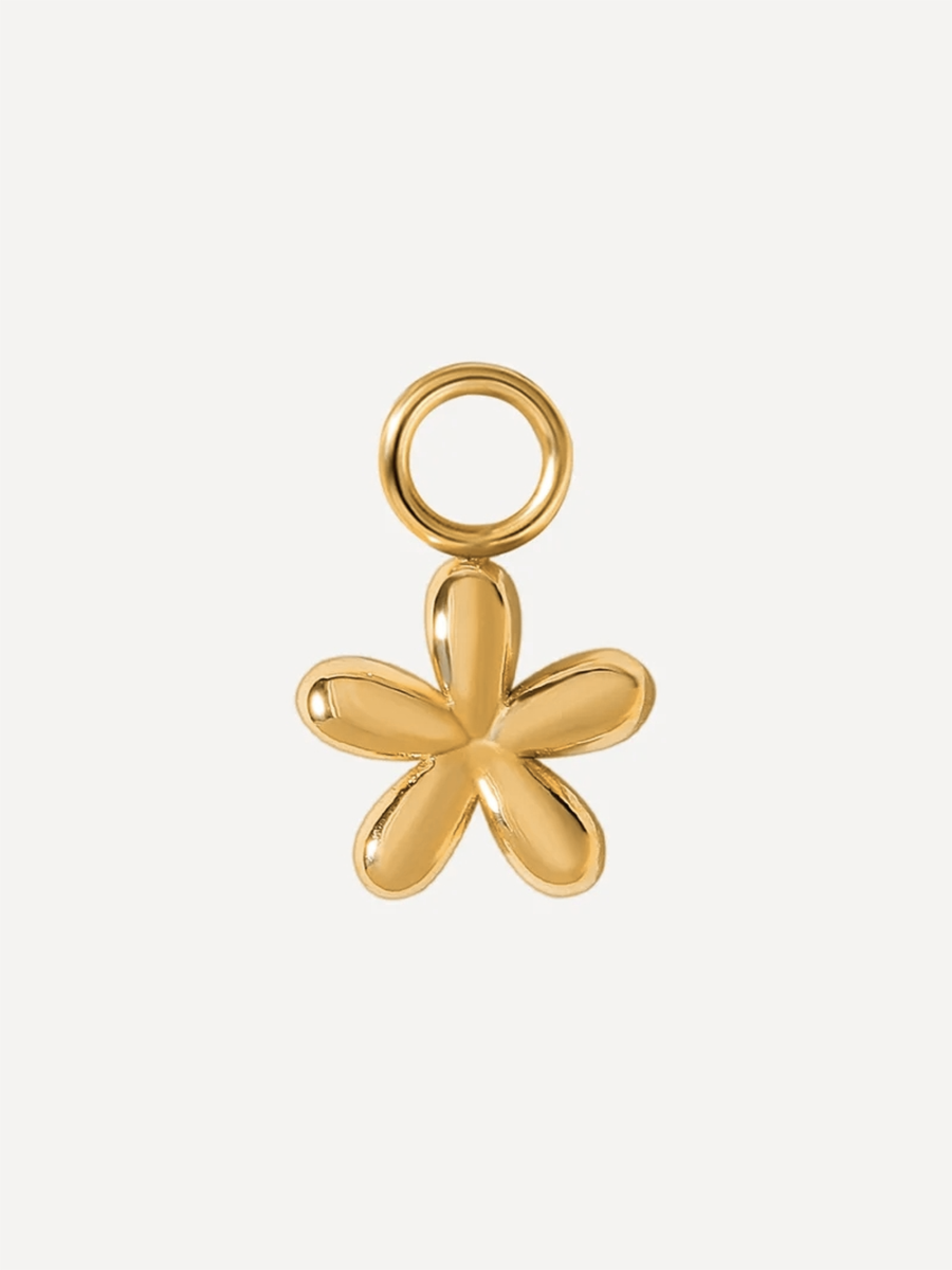 Goldtoniger Blüten-Charm mit glänzender Metalloberfläche und runder Aufhängung, Studioaufnahme auf Weiß.