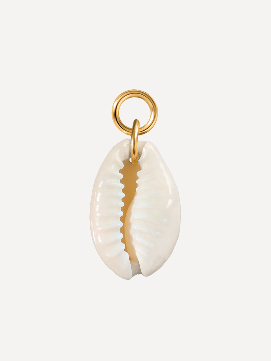 Goldener Ring und Öse halten weißen Kauri-Anhänger, Vorderansicht auf hellem Untergrund.