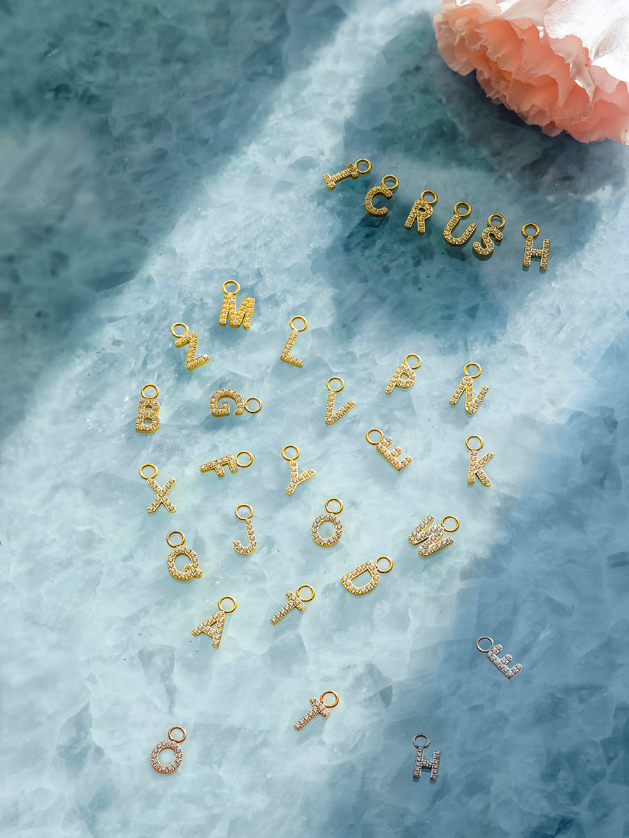 Dazzling Letter Ohrring-Charm - J