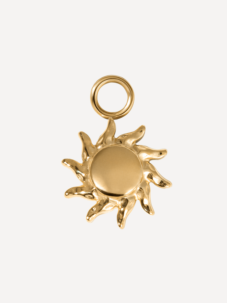 Goldtoniger Sonnenanhänger mit Ringöse, glänzender Metallfläche und runder Mitte.