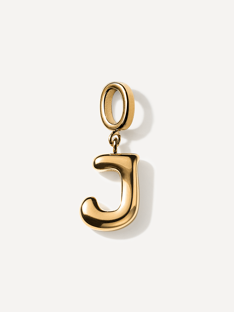 Glänzender goldfarbener Buchstaben-Charm J mit ovaler Öse und Verbindungsring auf hellem Untergrund.