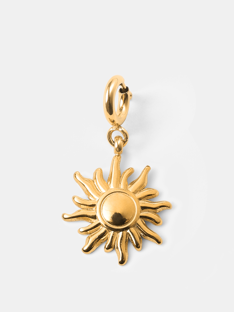 Goldener Sonnen-Charm mit strahlenförmigem Rand und Öse, flach liegend auf weißem Grund.