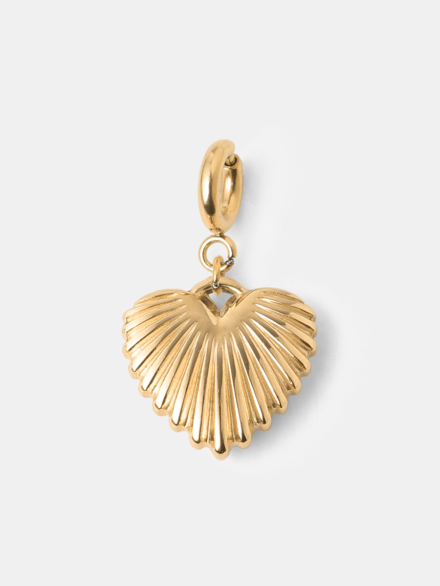 Goldener Ketten-Charm in Herzform mit Rillen, auf hellem Studiohintergrund.