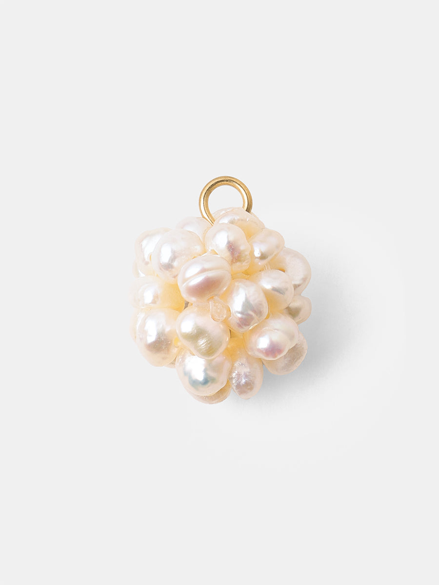 Goldener Charm mit dichter Perlenkugel und Aufhängeöse, weiße Zuchtperlen glänzen auf weißem Untergrund.