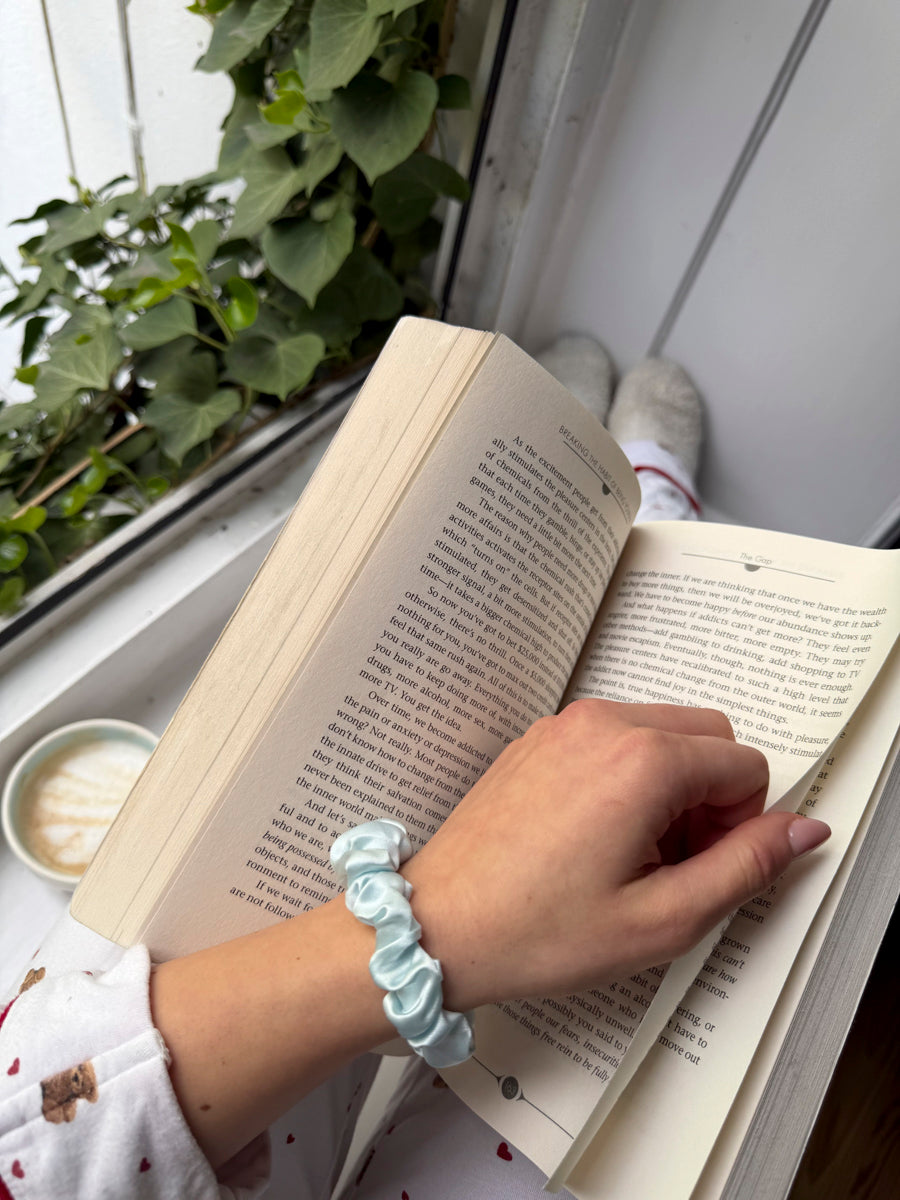 Blissful Pure Silk Medium Scrunchie Cream Blue