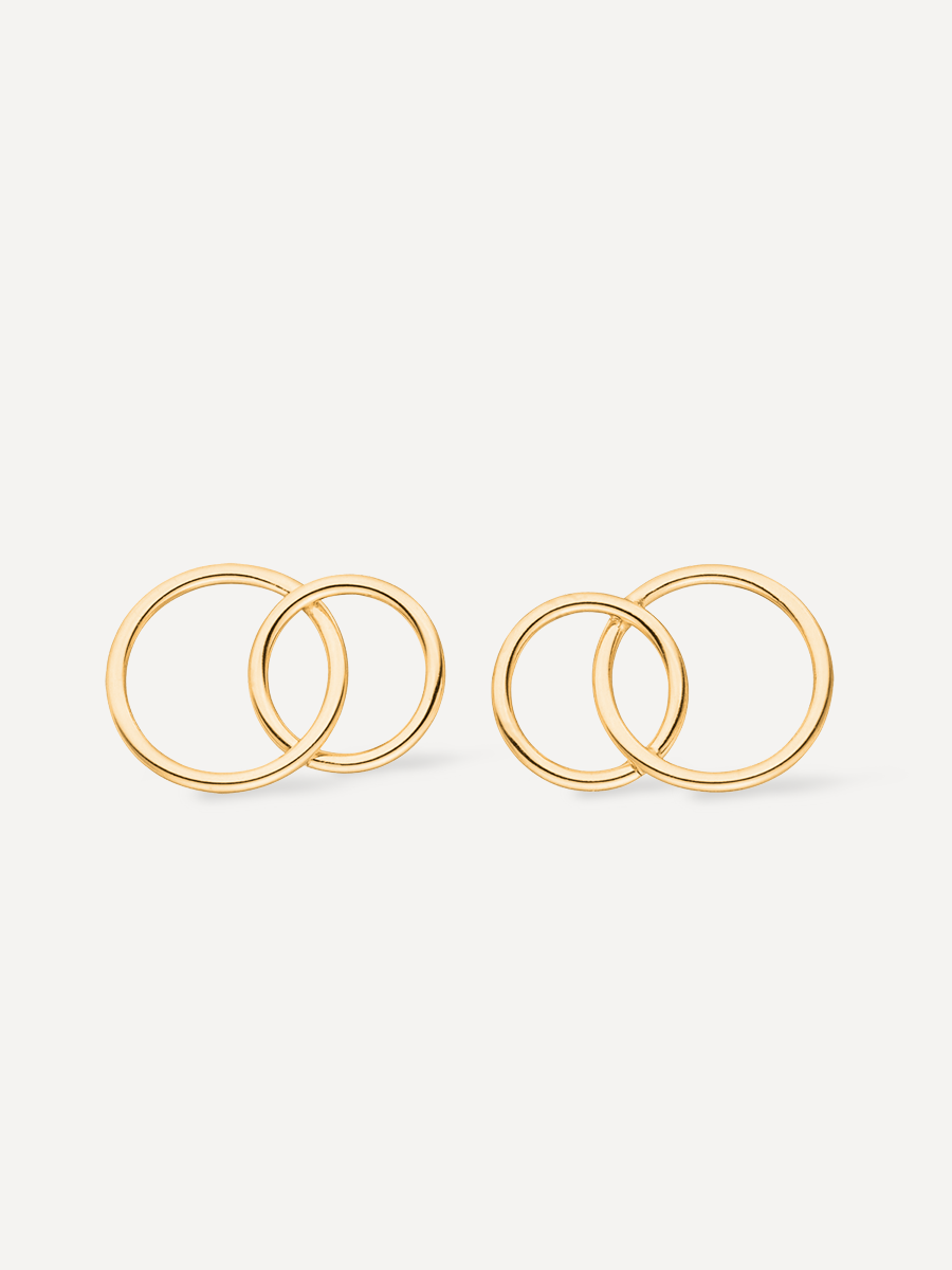 Goldene Ohrstecker mit doppelten, sich überschneidenden Rundringen, symmetrisch auf weißer Fläche.