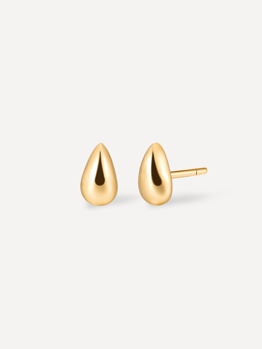 Goldfarbene Tropfen-Ohrstecker auf weißem Hintergrund, ein Exemplar mit geradem Steckverschluss, glänzende Oberfläche.