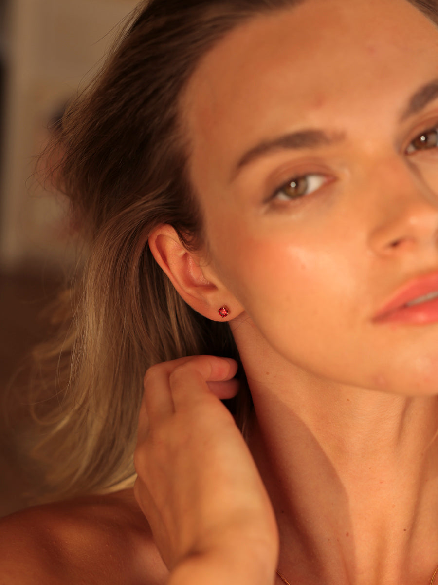 Crystal Delight Dark Red Small Stub-Ohrringe