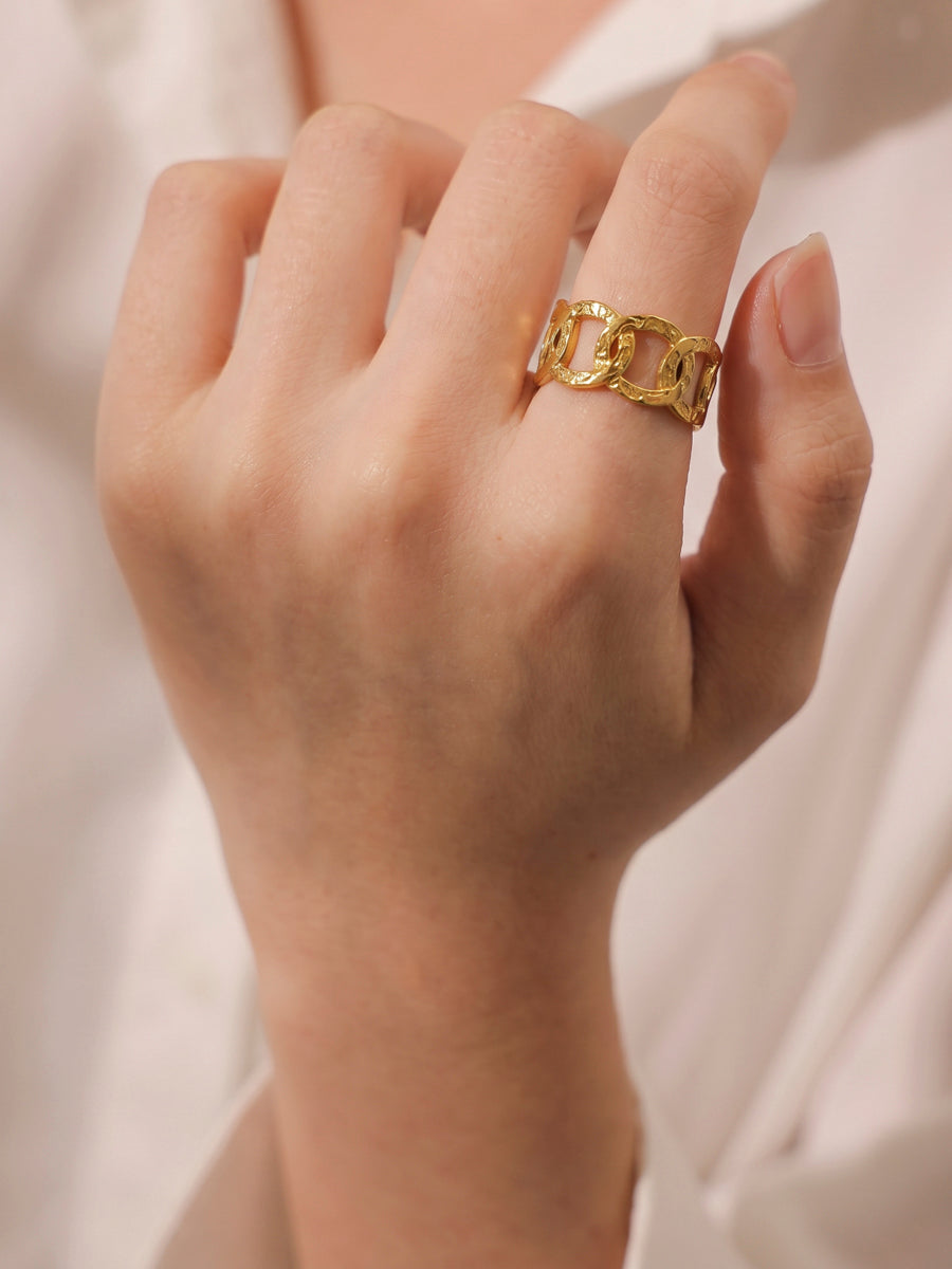 Hammered Elegance Ring ICRUSH