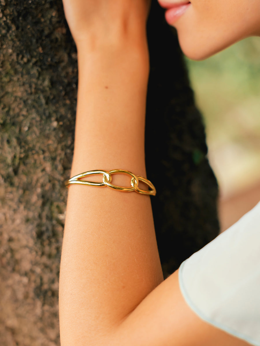Airy Circle Armcuff