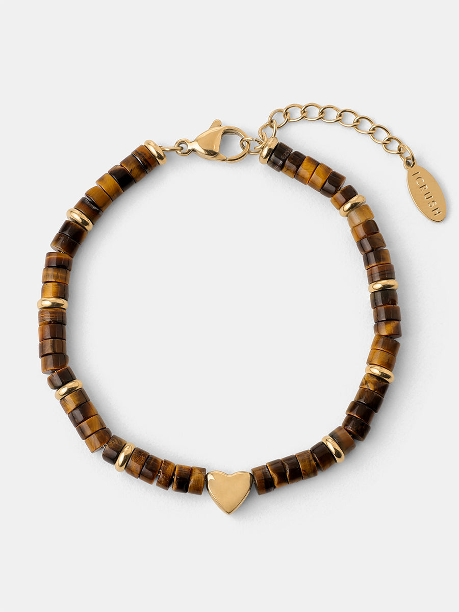 Goldfarbenes Armband mit braunen Tigerauge-Perlen, goldenem Herzanhänger, Verschluss und Kettchenverlängerung auf hellem Untergrund.