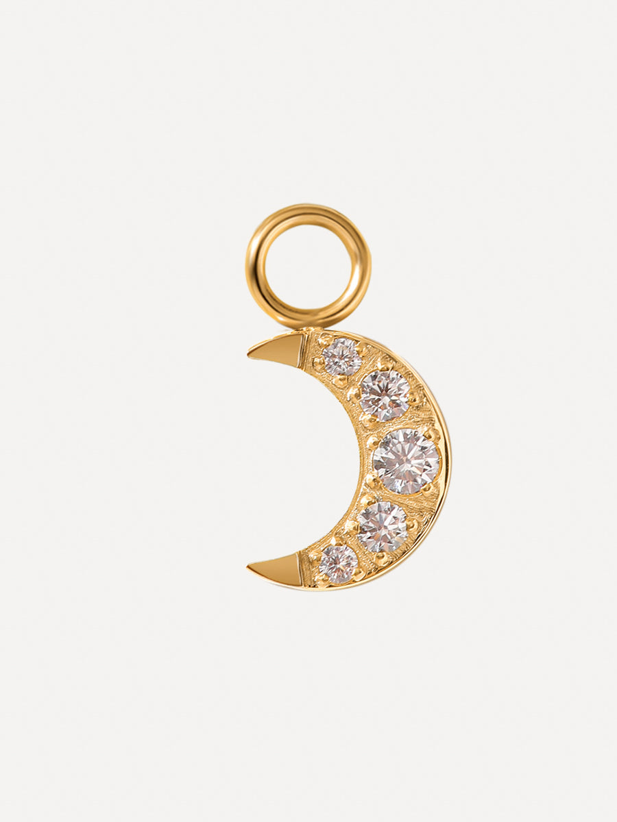 Goldener Mondsichel-Charm mit klaren Steinen und Öse, liegend auf weißem Untergrund.