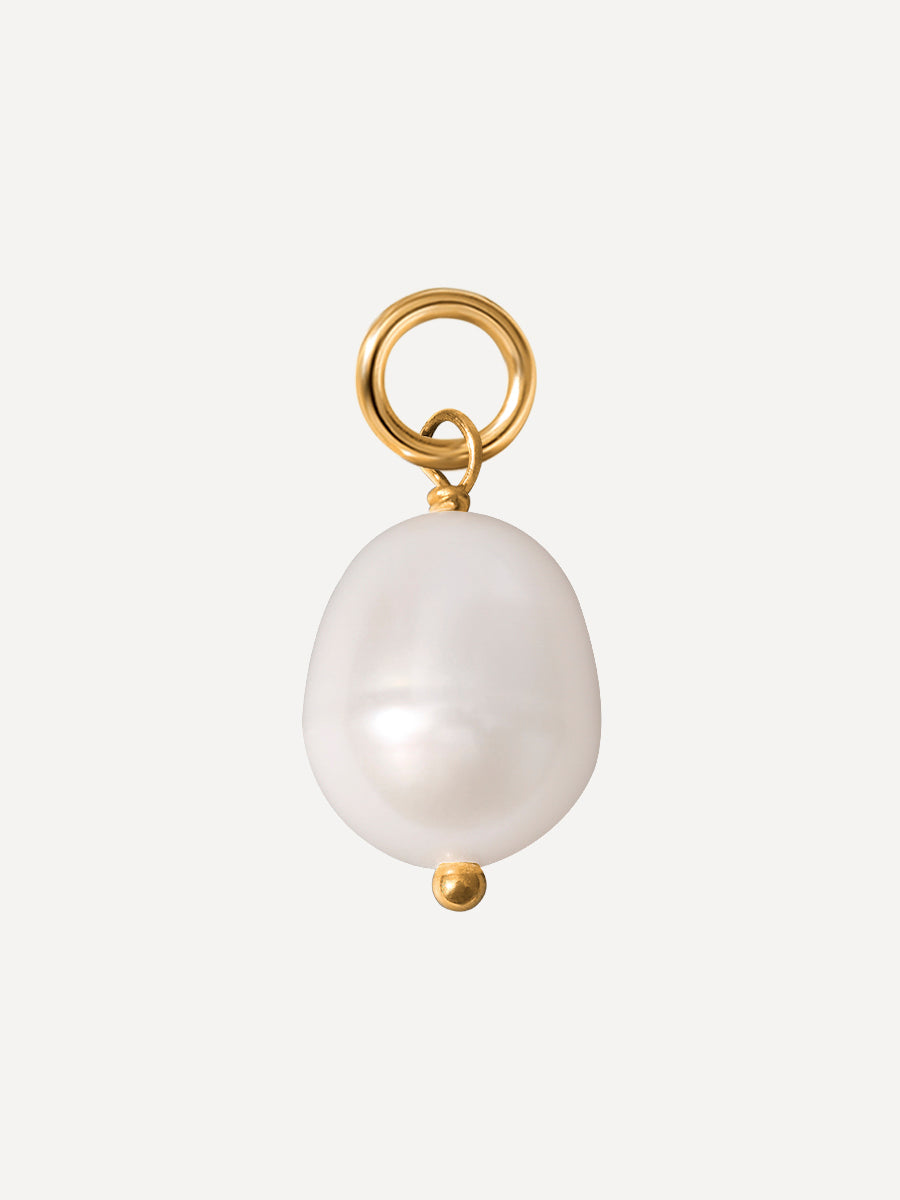 Goldener Perlen-Charm mit ovaler weißer Perle, Aufhängering und kleiner Kugel als Abschluss.