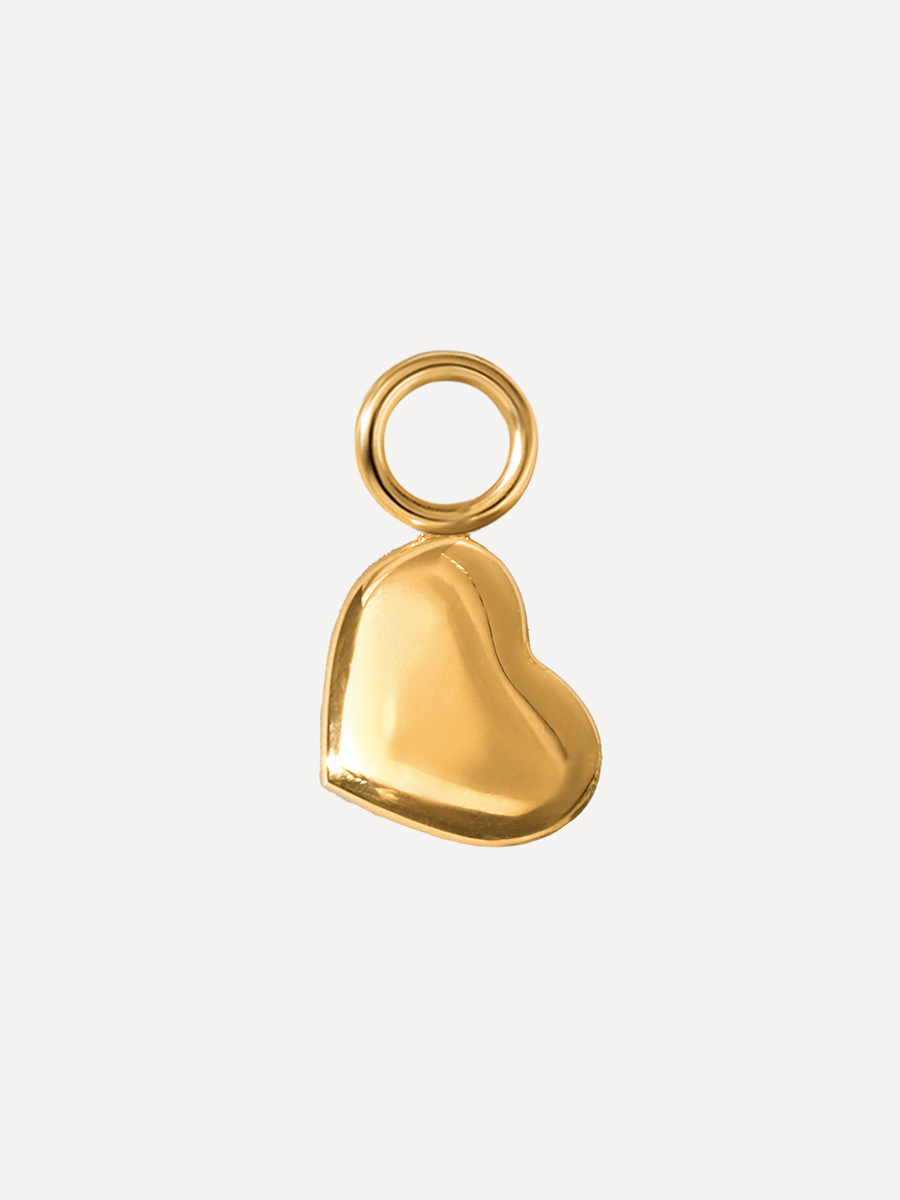 Goldener Schmuckanhänger in Herzform mit kreisrunder Öse, glänzender Metalloptik und weichem Lichtreflex.