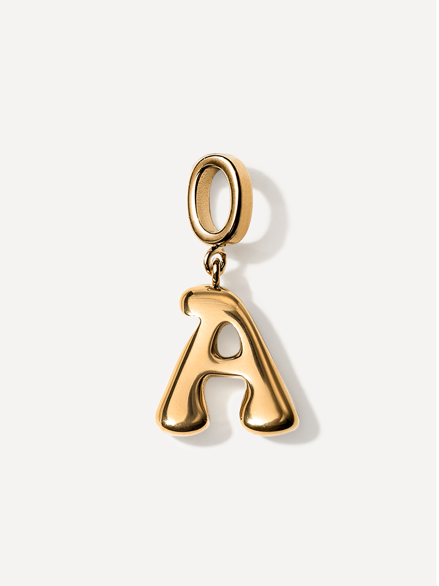 Goldener Buchstabe A mit wulstiger Form, runder Öse und Schatten auf weißem Untergrund.