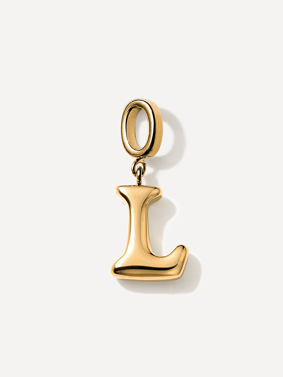 Goldener Charm-Buchstabe L, glatte gewölbte Oberfläche, hängend an ovaler Schlaufe, neutraler Hintergrund.