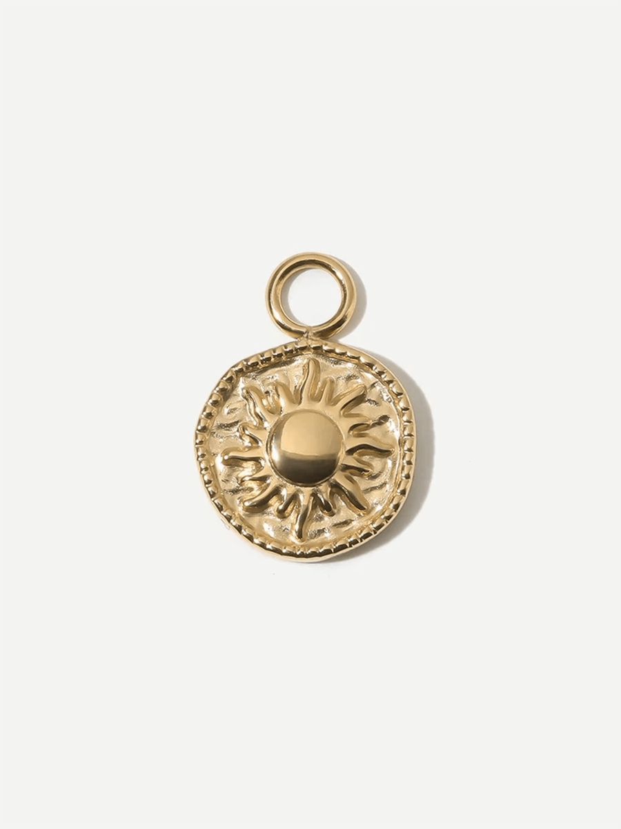 Goldener Sonnenanhänger mit Öse, glänzender Mitte und reliefartigen Strahlen vor neutralem Hintergrund.