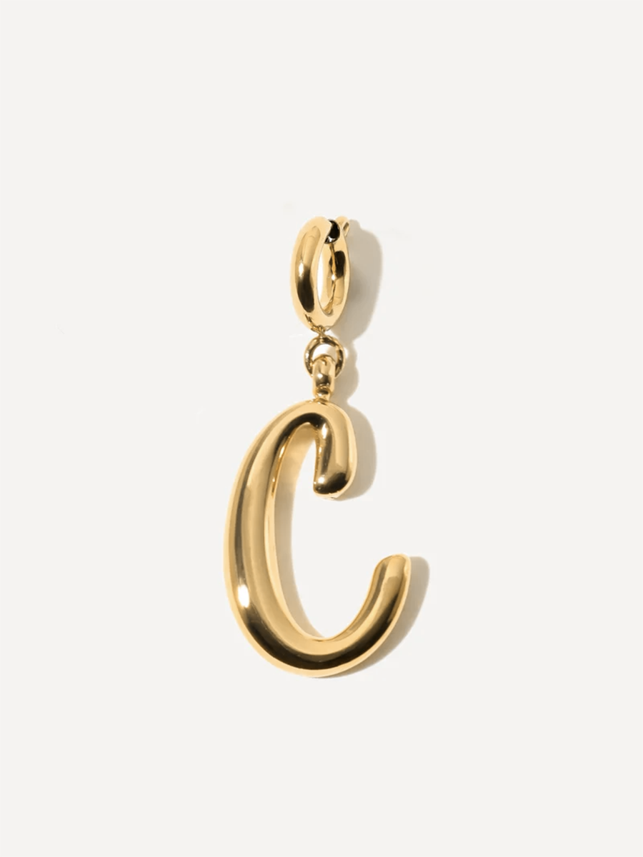 Goldener Buchstaben-Anhänger C mit sichtbarem Clip-Verschluss und polierter Oberfläche auf Weiß.