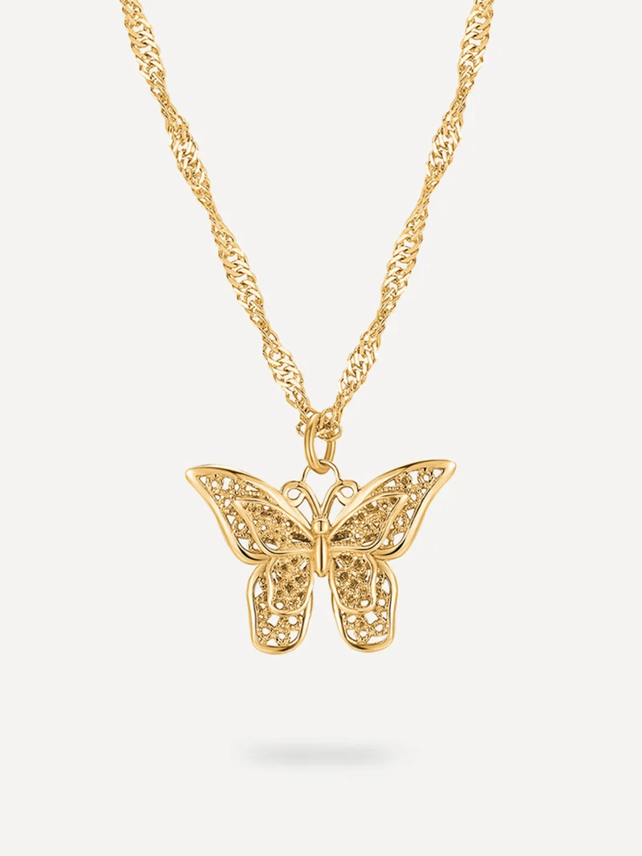 Goldfarbene Kette mit Schmetterlingsanhänger und fein strukturierten Flügeln auf hellem Untergrund.