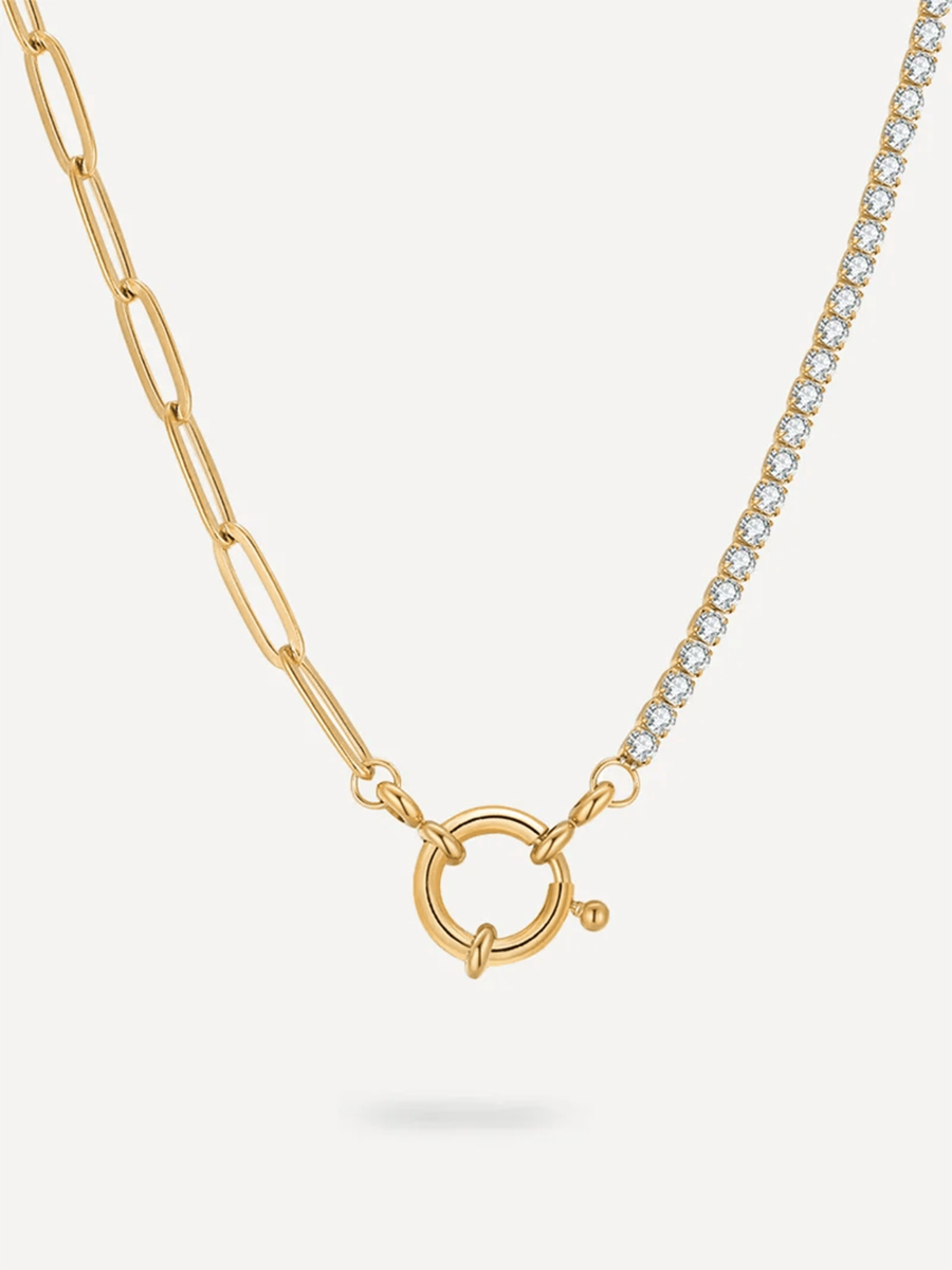 Produktaufnahme einer goldenen Halskette mit Paperclip-Kettengliedern, funkelnden Steinen und rundem Verschluss.