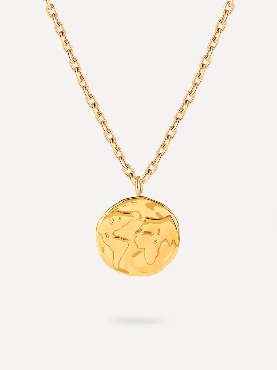 Goldfarbene Halskette mit rundem Münzanhänger, Relief-Weltkarte, Gliederkette, vor hellem Hintergrund.