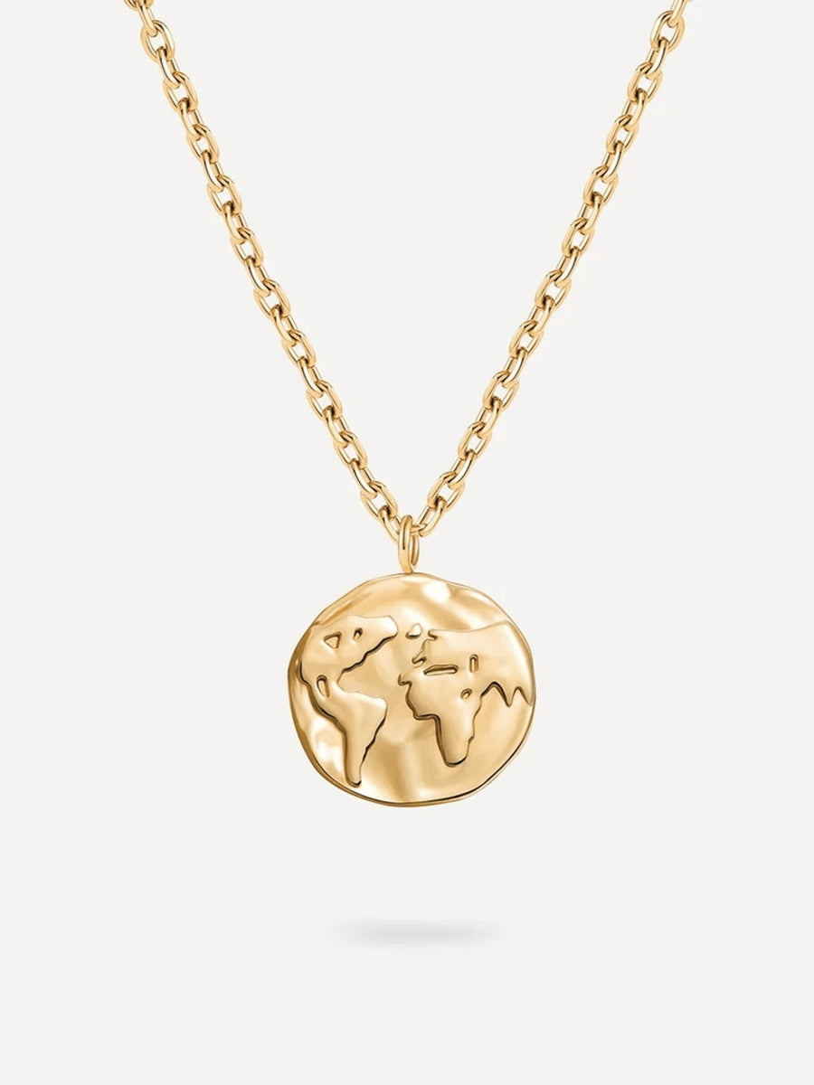 Goldfarbener Weltkarten-Anhänger an Kette, Kontinente als Relief, vor einfarbigem Hintergrund.