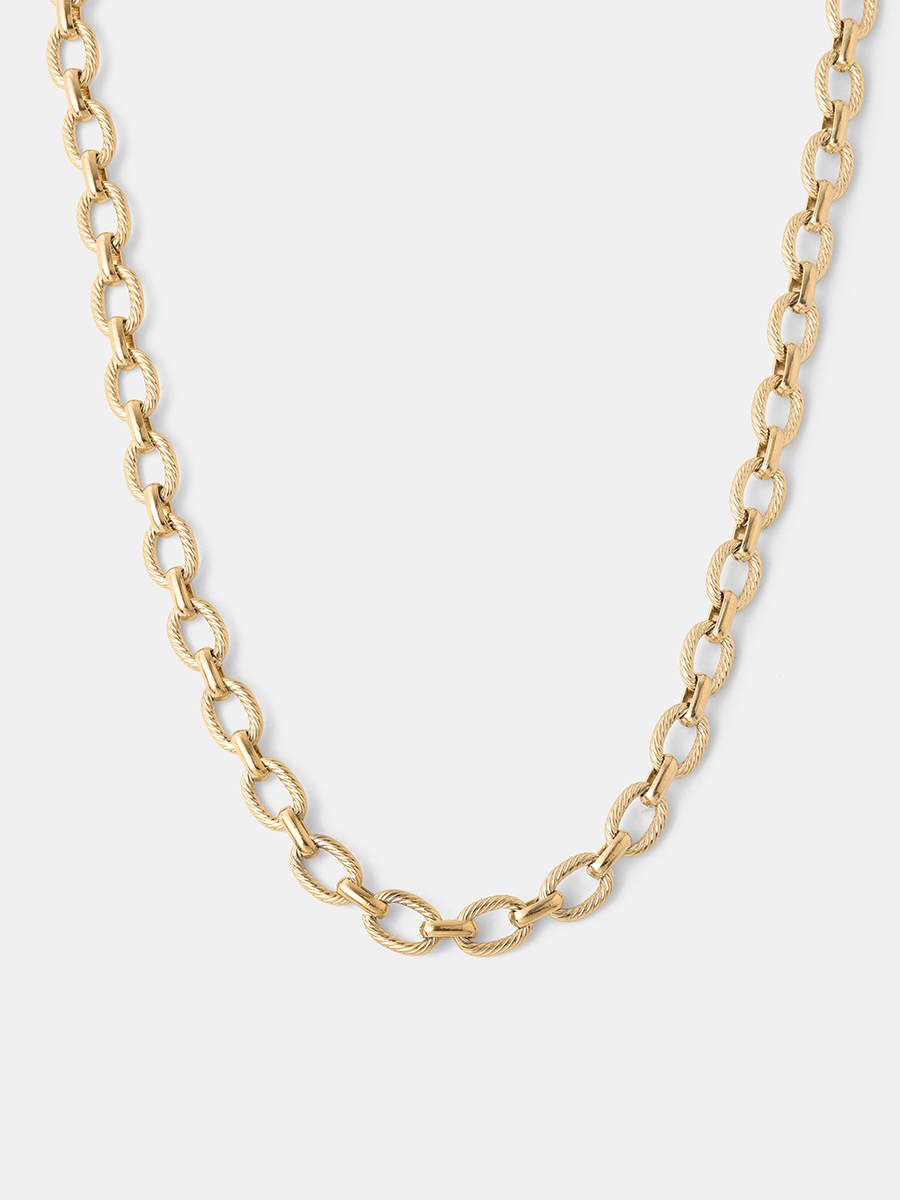 Goldene Gliederkette als Produktfoto, ovaler Kettenstrang, weißer Hintergrund, kein Anhänger.