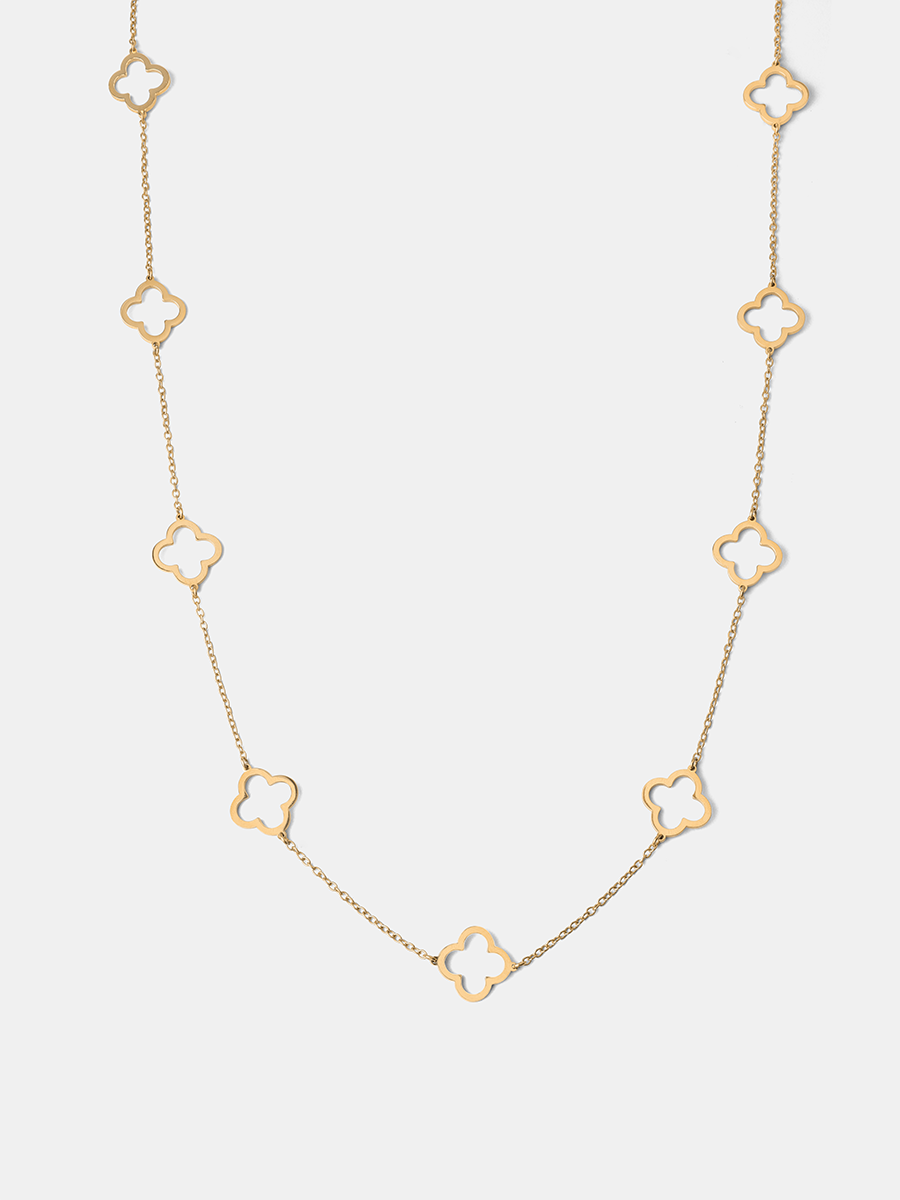 Feine Goldkette mit hohlen Kleeblatt-Motiven, Packshot auf weißem Untergrund.