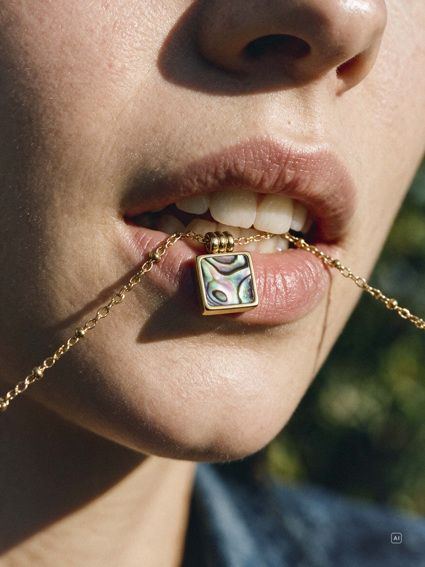 Iridescent Square Kette