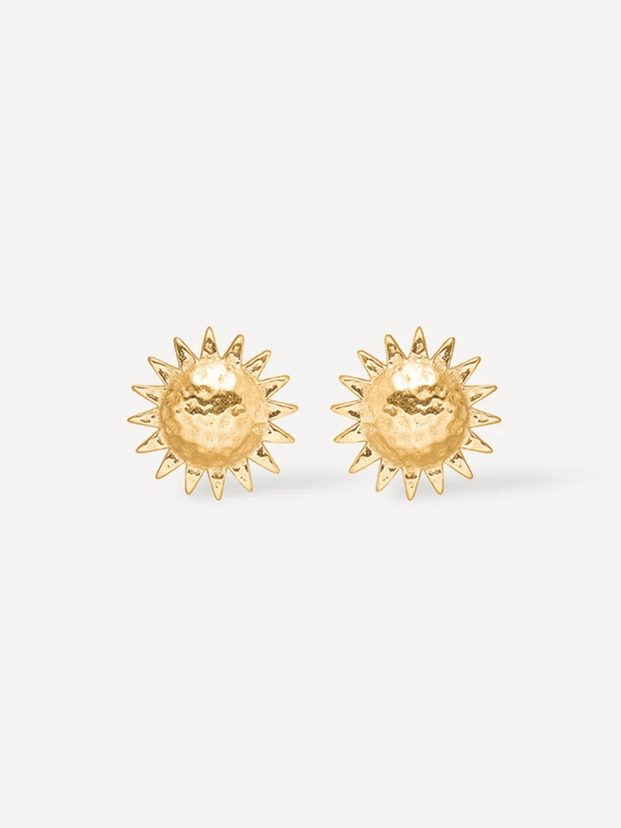 Paar goldene Sonnen-Ohrstecker mit markanten Strahlen und gewölbter, strukturierter Oberfläche im Packshot.