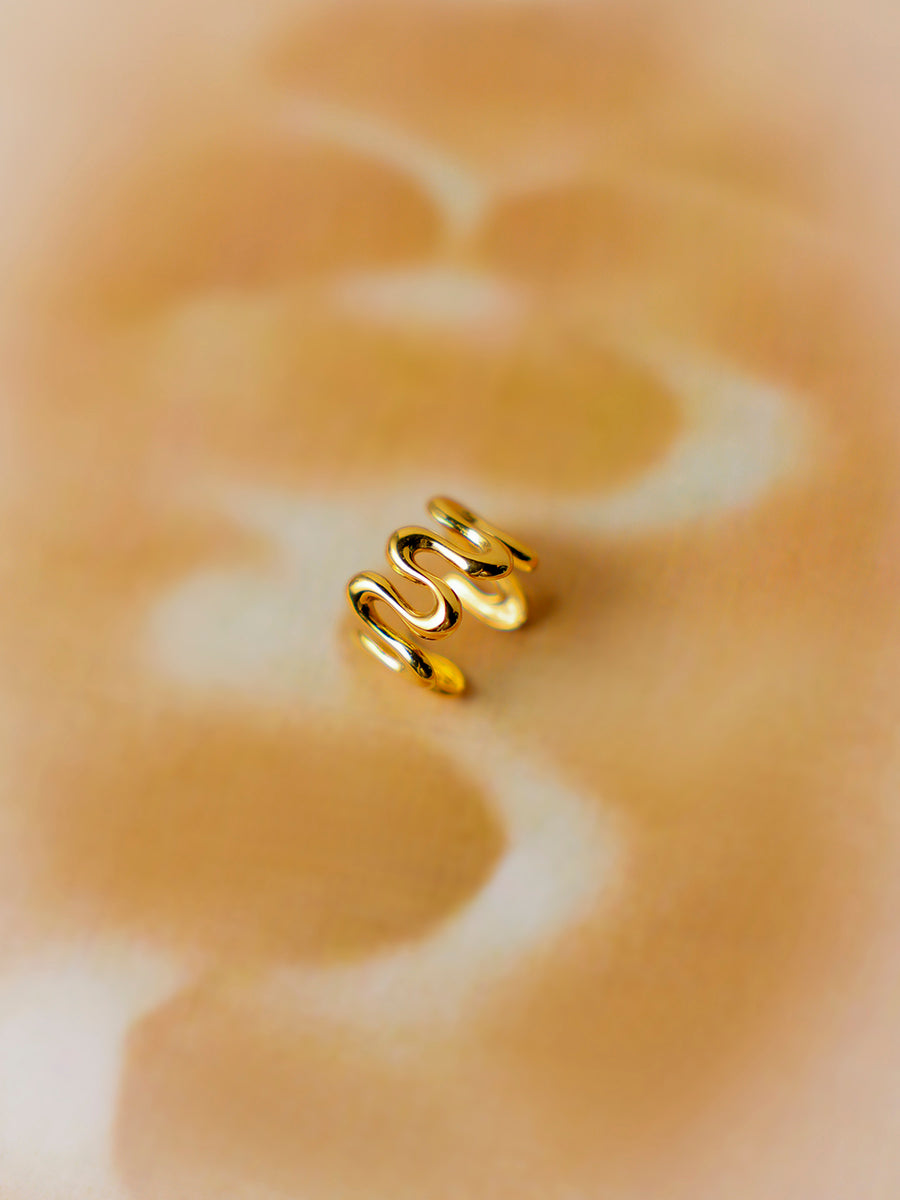 Graceful Wave Earcuff