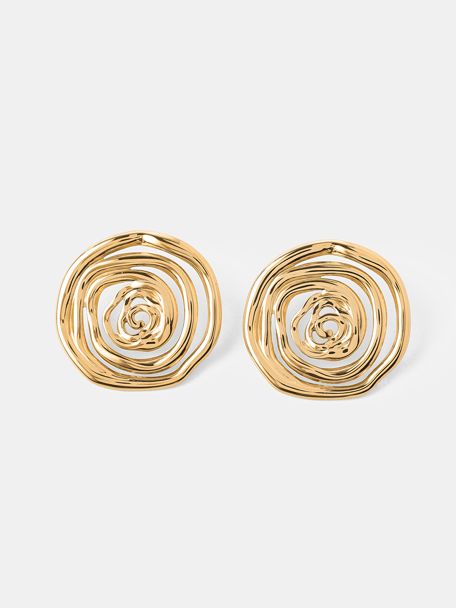 Vor weißem Studiohintergrund stehen zwei goldene Ohrstecker mit ineinanderlaufenden Spiralschleifen.