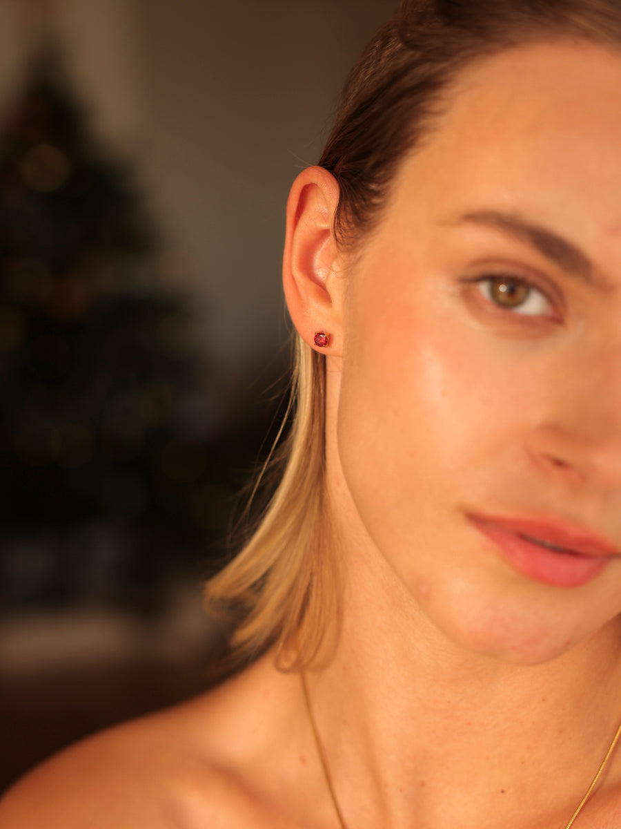 Crystal Delight Dark Red Small Stub-Ohrringe