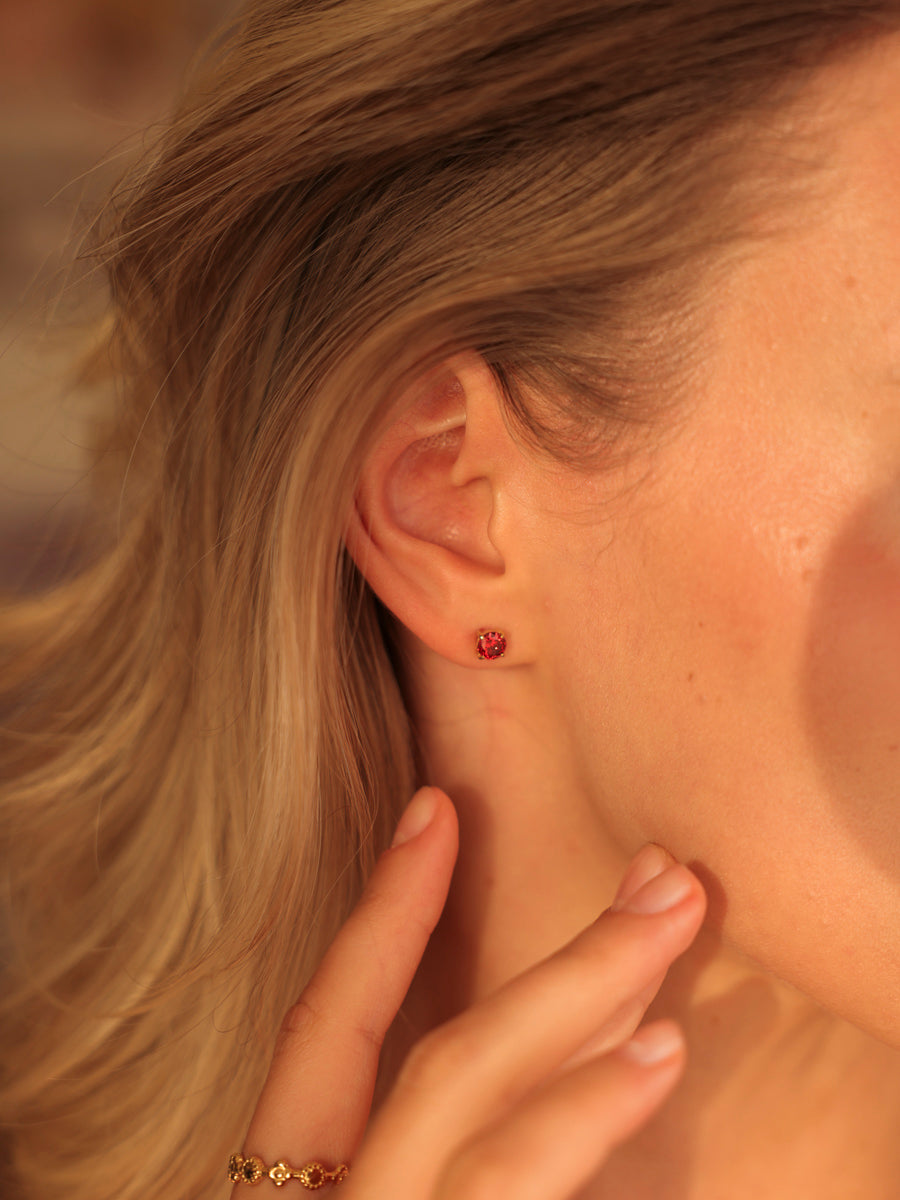 Crystal Delight Dark Red Small Stub-Ohrringe