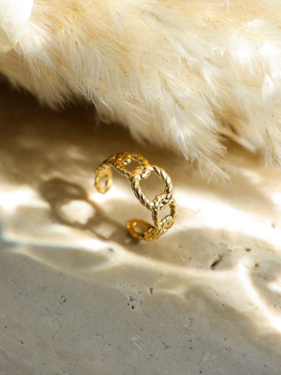 Exquisite Link Ring