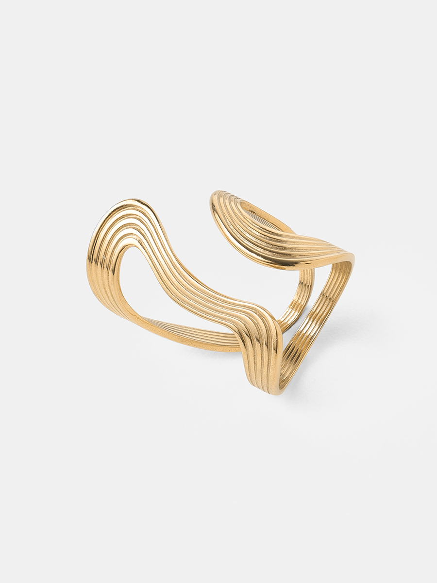 Goldfarbener Wellenring in offener Bauform, parallele Linienführung, vor weißem Studiohintergrund.