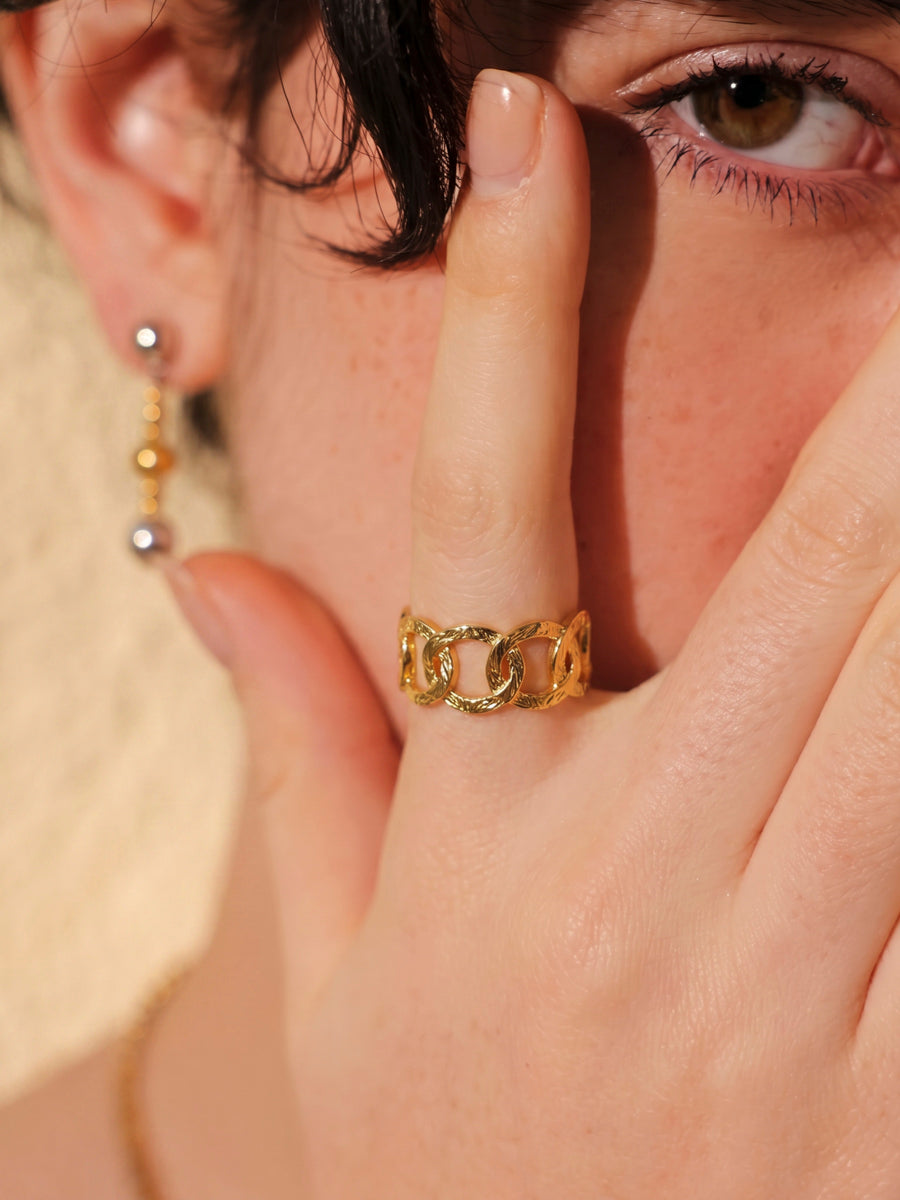 Hammered Elegance Ring ICRUSH